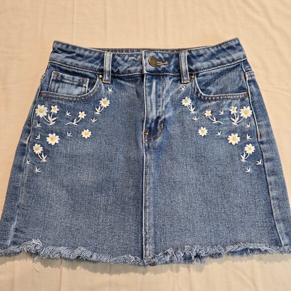 Lottie Moss Dresses & Skirts - Lottie Moss Daisy Embroidered Blue Denim Miniskirt Frayed Hem Sz 23